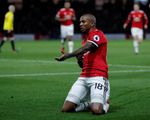 Mourinho 'ngơ ngác' không tin vào siêu phẩm của Ashley Young