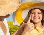 Cảnh báo tác hại từ việc tắm nắng đối với trẻ em