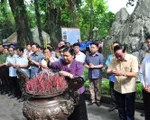 Đồng ch&iacute; T&ograve;ng Thị Ph&oacute;ng d&acirc;ng hương tưởng nhớ c&aacute;c Anh h&ugrave;ng liệt sỹ tại Th&aacute;i Nguy&ecirc;n