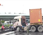 TP.HCM: Nổ lốp trong mưa, xe container đâm dải phân cách