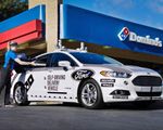 Xe tự lái Ford giao pizza Domino cho khách