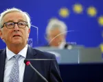Sau Thủ tướng Anh Theresa May, Chủ tịch EC Jean-Claude Juncker nhảy trước khi phát biểu
