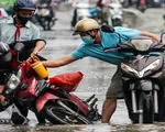 Người dân TP.HCM giúp nhau trong ngày triều cường dâng cao