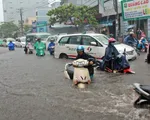 Mưa lớn gây ngập nặng tại TP.HCM, hàng loạt phương tiện bị chết máy