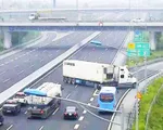 Tạm giữ xe ô tô đi ngược chiều trên cao tốc