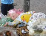 Xót xa bé trai sơ sinh bị bỏ lại trên xe rác