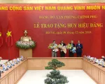 Trao tặng Huy hiệu Đảng cho các đồng chí Lãnh đạo, nguyên Lãnh đạo Chính phủ