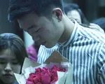 Xuân Trường nhận hoa hồng, trà sữa, cười tít mắt trong vòng vây của fan