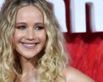 Đây là lý do Jennifer Lawrence đính hôn với giám đốc phòng tranh