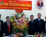 Đồng chí Võ Văn Thưởng chúc mừng thầy thuốc BV Y học cổ truyền TƯ