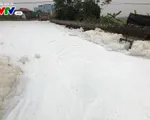 Cận cảnh dòng kênh nổi bọt ùn ùn trắng xóa như tuyết ở Hà Nam
