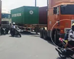 Nhiều vụ tai nạn giao thông do xe máy 'cắt đầu' xe container