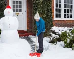Khó khăn dọn tuyết sau cơn bão tại thành phố London, Anh