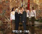 Trao Hu&acirc;n chương Sao v&agrave;ng cho đồng ch&iacute; Raul Castro