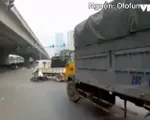 Thiếu quan sát, suýt chết dưới gầm xe tải