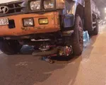Xe tải kéo lê xe máy, 1 người chết thương tâm