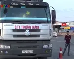 Tiền Giang: Đi vào đường cấm, tài xế cố thủ trên xe