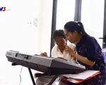 Cụ bà 80 tuổi dạy tiếng Anh, chơi piano