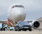 Kéo băng băng máy bay Boeing 787, Tesla Model X lập kỷ lục thế giới