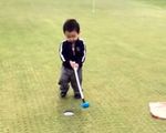 Hình ảnh thú vị của tay golf 3 tuổi