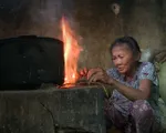 Mẹ già 71 tuổi nuôi hai con điên dại