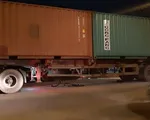 Trên đường đi học thêm, nam sinh bị cuốn vào gầm xe container