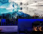 Giải nhiệt trong quán bar làm từ băng tại Berlin, Đức