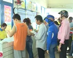 TP.HCM: Phụ huynh xếp hàng mua sách giáo khoa