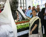 Bộ trưởng Sushma Swaraj khánh thành tượng Mahatma Gandhi ở ĐSQ Ấn Độ tại Hà Nội