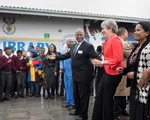 Thủ tướng Anh Theresa May nhảy tưng bừng với trẻ nhỏ