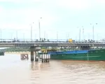 Đồng Tháp: Sà lan chở cát tông gãy trụ chống va cầu