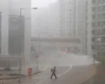 Người dân Hong Kong vật lộn với bão Mangkhut