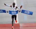 VĐV người Kenya phá sâu kỷ lục thế giới chạy marathon