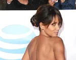 Mặc trang phục khiêu khích, 'Miêu nữ' Halle Berry làm 'nóng mắt' người nhìn