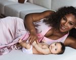 Serena Williams mang con gái lên Vogue