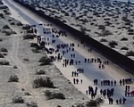Mexico chặn đoàn người di cư khoảng 2.000 người tới Mỹ
