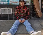 Gong Yoo mặc áo hoa, quần jeans ngồi lề đường làm fan điêu đứng