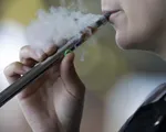 Mỹ tăng cường kiểm tra thuốc l&aacute; điện tử do bệnh phổi b&ugrave;ng ph&aacute;t