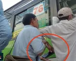 Vạch trần thủ đoạn dàn cảnh móc túi hành khách trên xe bus