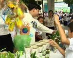 Học sinh Trường tiểu học Chu Văn An thực h&agrave;nh sống xanh