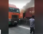 Xe container bốc cháy ngùn ngụt trên cao tốc TP.HCM - Long Thành - Dầu Giây
