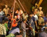 Ấn Độ chạy đua với thời gian để giải cứu b&eacute; trai rơi xuống giếng khoan