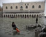 Thủy triều kỷ lục nhấn chìm nhiều địa danh lịch sử nổi tiếng tại Venice, Italy