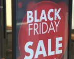 Nhiều cửa hàng, trung tâm thương mại “chạy đua” khuyến mãi dịp Black Friday