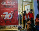 Lo ngại chen lấn ngày Black Friday, nhiều người săn sale sớm