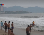 Bất chấp bão số 6 gây sóng to nguy hiểm, nhiều người vẫn tắm biển