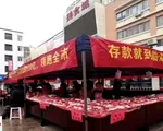 Ngân hàng Trung Quốc hút khách bằng cách tặng thịt lợn