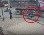 Thiếu quan sát, hai phụ nữ đi xe máy rơi vào điểm mù, va chạm với xe tải