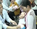 Xếp hàng đi tiêm vaccine cho con do lo ngại dịch bệnh lan rộng