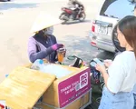 Nhiều hàng rong tại TP.HCM thanh toán không dùng tiền mặt